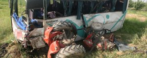  Servis Midibüsü Traktörle Çarpisti: 2 Ölü, 19 Yarali