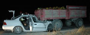 Otomobil Traktörün Altina Girdi: 2 Ölü 