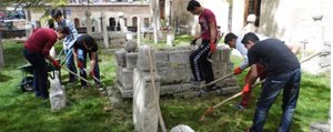 Tarihi Mezarligi Gönüllü Olarak Temizliyorlar