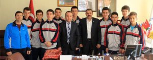  Futsal’in Sampiyonlarindan Kisacik’a Ziyaret