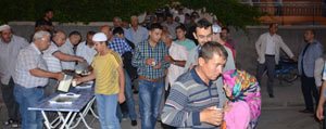 Karaman’da 8 Yildir Cemaate Teravih Sonrasi Balli Süt Ikram Ediliyor
