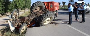 Otomobil Ile Çarpisan Traktör Devrildi: 1 Ölü, 3 Yarali 