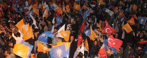 AK Parti`nin Tek Basina Iktidari Karaman’da Partilileri Sokaga Döktü