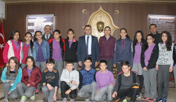 İstiklal Ortaokulu Sporcuları Sultanoğlu’nu Ziyaret Etti
