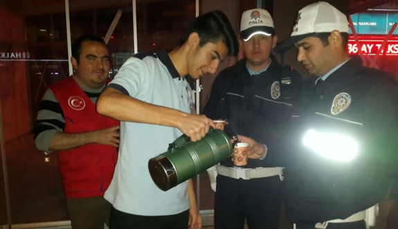Gençlik Merkezi’nin Çay İkramı Polislerin İçini Isıttı