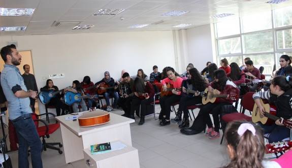 Gençlik Merkezinin Gitar Eğitimleri Yoğun İlgi Görüyor
