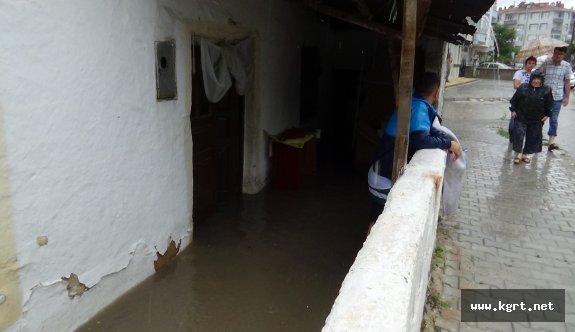 Karaman’da Sağanak Nedeniyle Evleri Su Bastı