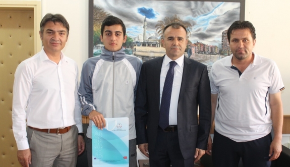 Mümine Hatun Ortaokulu’nun Başarılı Sporcusu Sultanoğlu’nu Ziyaret Etti