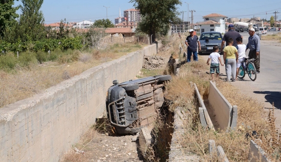 Otomobil Boş Sulama Kanalına Düştü