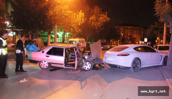 Otomobil Park Halindeki Lüks Araca Çarptı: 2 Yaralı