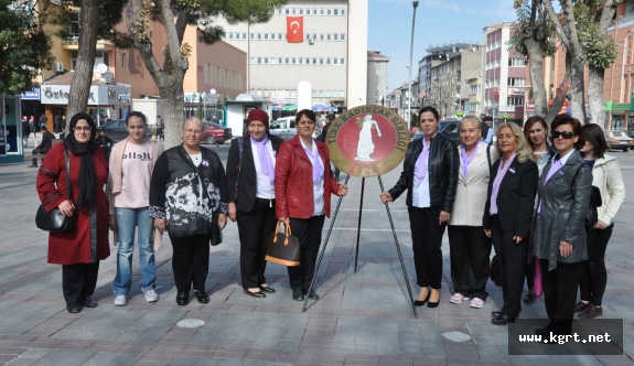 Türk Kadın Birliği Çelenk Koydu