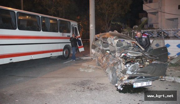 Servis Otobüsü İle Otomobil Çarpıştı: 1 Ölü, 1 Yaralı