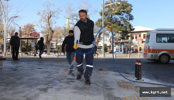 Belediye Kar Ve Buzlanmaya Karşı Aralıksız Çalışıyor