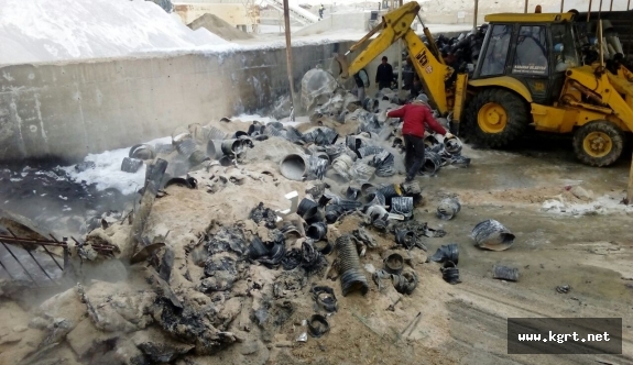 Kanalizasyon Şantiyesindeki Kullanılmayan Plastik Boru Atıkları Yandı