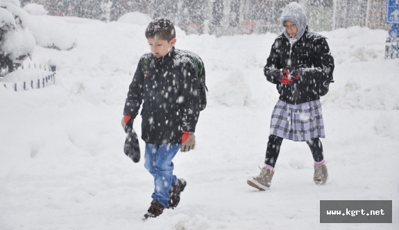 Yoğun Kar Yağışı Okulları Tatil Ettirdi