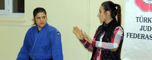 Isitme Engelli 42 Yasindaki Kadin Judocu Basaridan Basariya Kosuyor 
