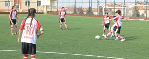 Yildiz Kizlar Futbolda Sampiyon Istiklal Ortaokulu Oldu