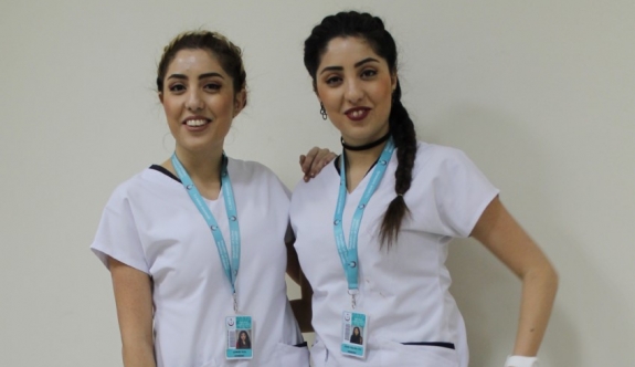 Karaman Devlet Hastanesinde Görev Yapan İkiz Hemşireler Görenleri Şaşırtıyor