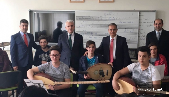 Vali Tapsız’dan Türk Halk Müziği Korosuna Sürpriz Ziyaret