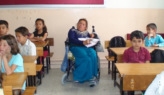 Engelli Kadın İlkokul Öğrencileriyle Okumayı Öğrendi 