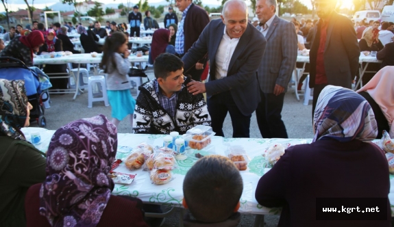 Karaman Belediyesinin İlk İftar Sofrası Atatürk Mahallesi’nde Kuruldu