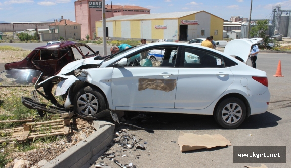 Karaman’da 2 Otomobil Çarpıştı: 3 Yaralı