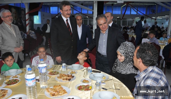Vali Tapsız, İyilik Sofrasında Mültecilerle Bir Araya Geldi