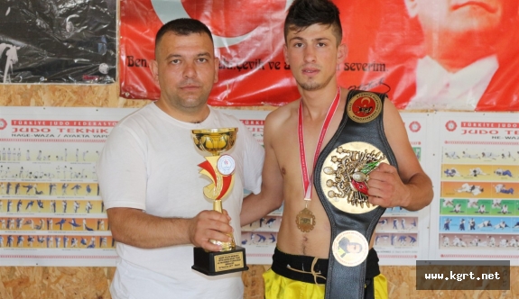 Karaman’da Fabrika İşçisi Genç, Dövüş Sanatlarında Altın Kemerin Sahibi Oldu