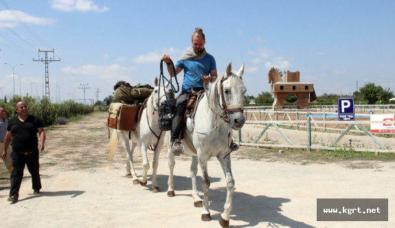 Polonya'dan Kudüs'e At Sırtında Hac Yolculuğu