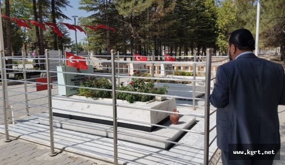 Rektör Akgül, Şehit Ömer Halisdemir’in Kabrini Ziyaret Etti