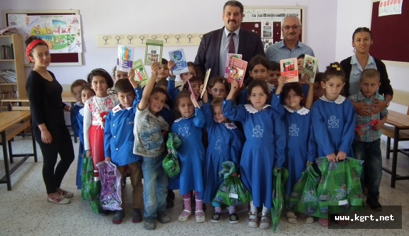 Sarıveliler’de MHP İlçe Teşkilatından Öğrencilere Kırtasiye Ve Giysi Yardımı