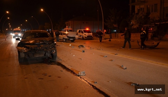 Karaman'da İki Otomobil Çarpıştı: 2 Yaralı