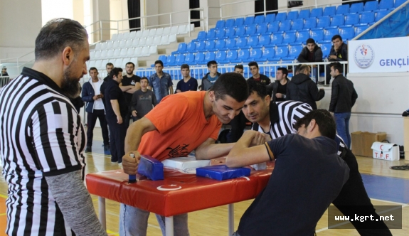 Karaman’da Gençler Bilek Güreşinde Gücünü Gösterdi