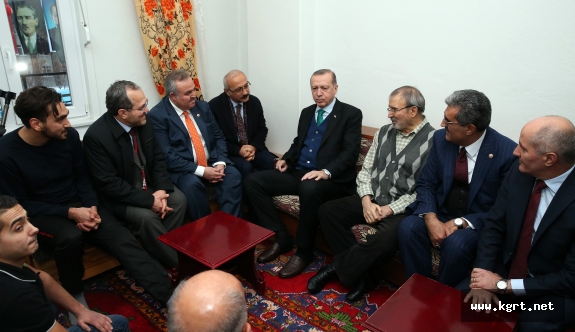 Cumhurbaşkanı Erdoğan, Gurbetçi Aileyi Evinde Ziyaret Etti