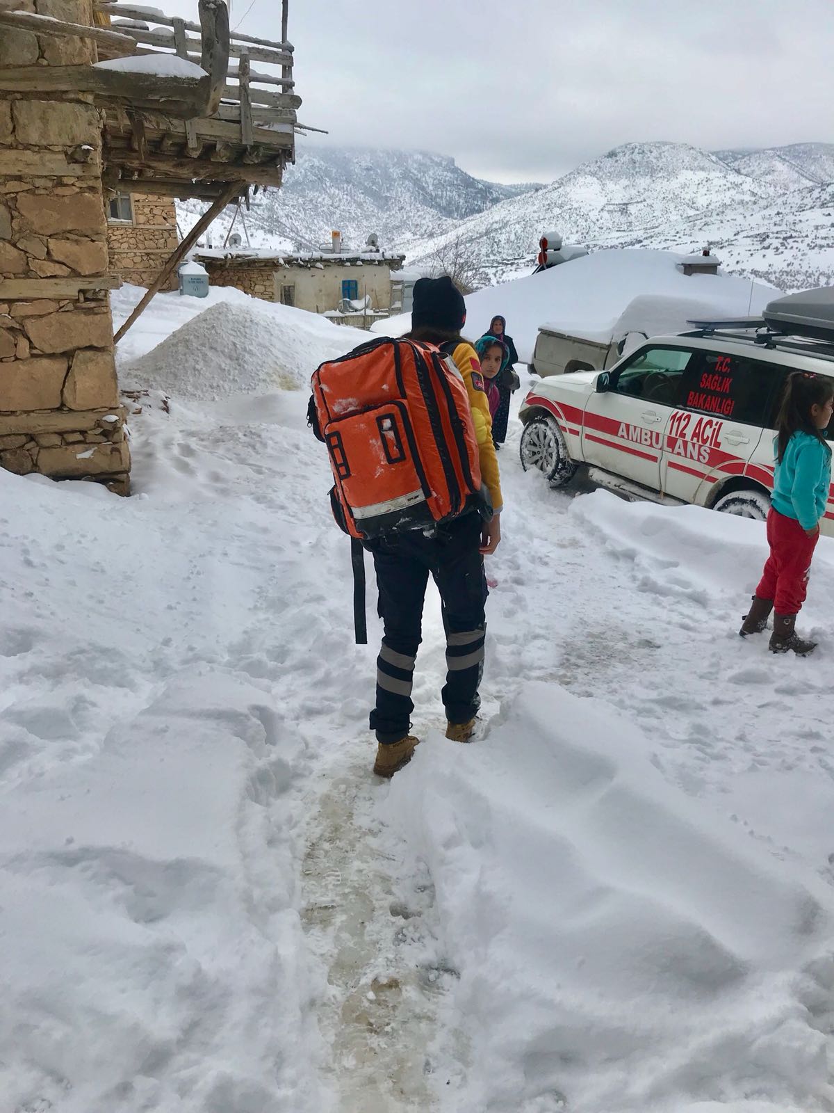 112 Ekipleri Kar Kış Demeden Hastaların İmdadına Koşuyor