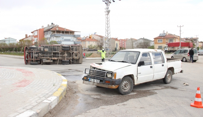 Karaman'da Kamyonetler Çarpıştı: 2 Yaralı