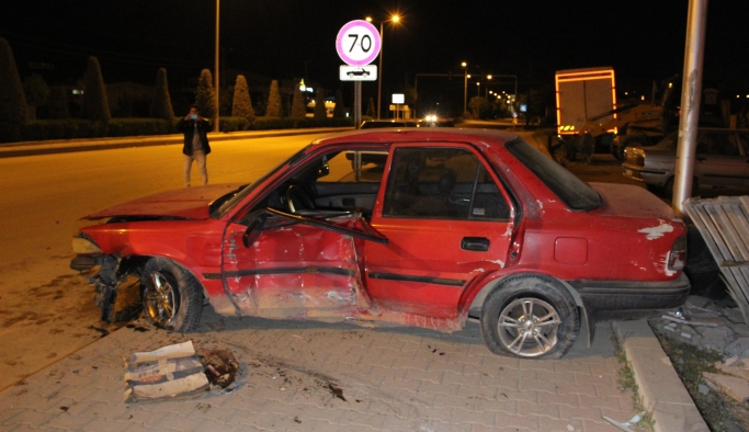 Kontrolden Çıkan Otomobil, Kaldırıma Çıkarak Mermer Taşlara Çarptı: 2 Yaralı