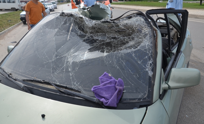 Açılan Vinç Kolu Otomobilin Tavanını Parçaladı: 1 Yaralı