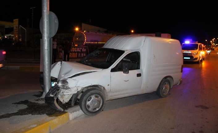 Hafif Ticari Araç Trafik Lambasının Direğine Çarptı: 3 Yaralı