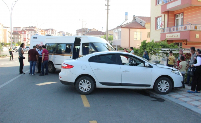 Otomobil İle Çarpışan Minibüs Yolun Karşı Şeridinde Başka Bir Otomobile Çarptı: 2 Yaralı