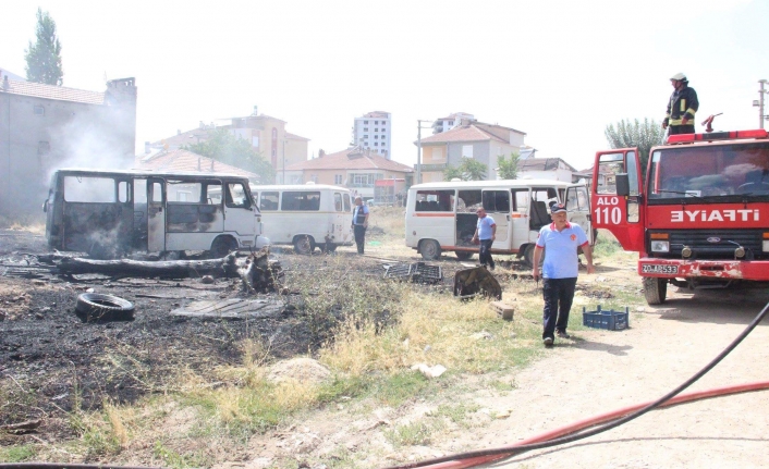 Hurda Minibüslerin Konduğu Boş Arsada Yangın Çıktı