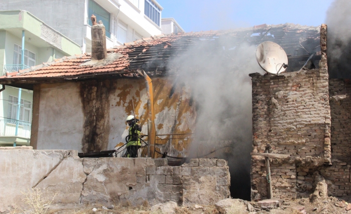 Evde Çıkan Yangında 5 Kişi Dumandan Etkilendi