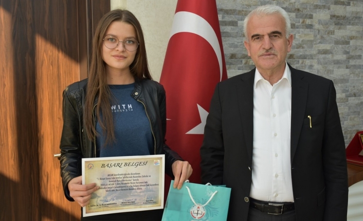 Genç Ressam, Bu Yıl Da Türkiye Birinciliğini Kimseye Kaptırmadı