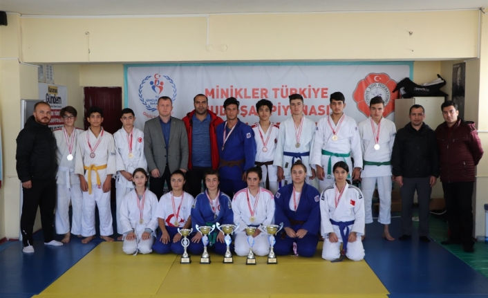 Gençler Judoda Spor Lisesi’nden Çifte Şampiyonluk
