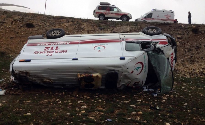 Ambulans Şarampole Devrildi: 3 Yaralı 