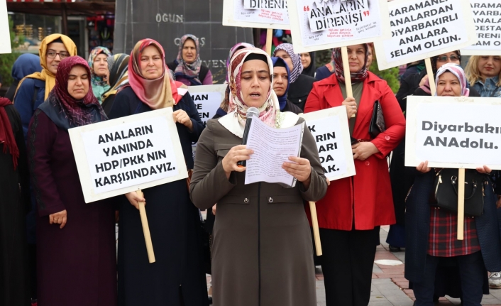 HDP Binası Önünde Bekleyen Annelere Destek