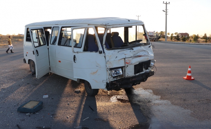 Karaman'da Minibüsler Çarpıştı: 15 Yaralı