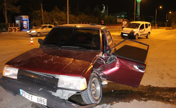 Karaman'da Otomobil İle Hafif Ticari Araç Çarpıştı: 2 Yaralı