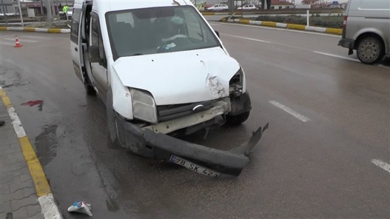 Karaman Kavşağında Trafik Kazası: 4 Yaralı