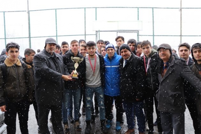 Okullar Arası Gençler Futbol İl Birinciliği Müsabakaları Sona Erdi Larende Anadolu lisesi Birinci Oldu